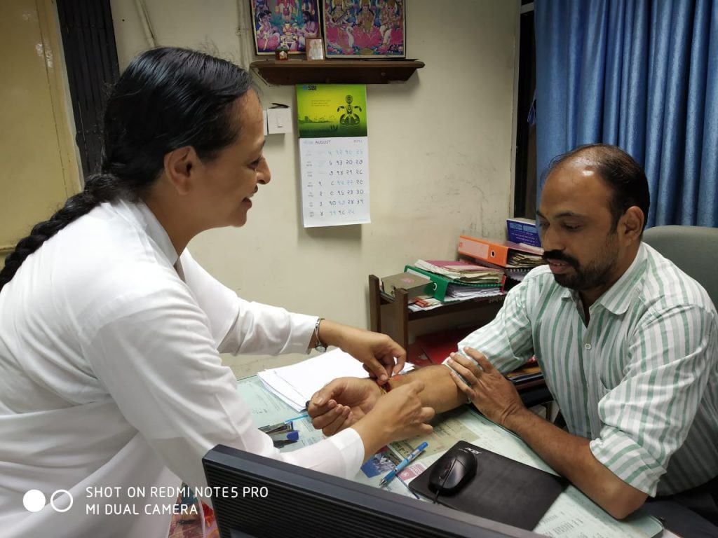 ब्रह्माकुमारीज़ अटलादरा वड़ोदरा सेवाकेन्द्र की सह संचालिका ब्रकु पुनम बहन पंजाब नेसनल बेंक और SBI बेंक के कर्मचारियोंको राखी बांधते हुवे ।