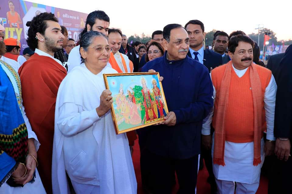 गुजरात के मुख्यमंत्री श्री विजयभाई रुपाणी जी को ईश्वरीय सौगात देते हुवें।अटलादरा वडोदरा सेवाकेंद्र की मुख्य संचालिका बीके अरुणा दीदी