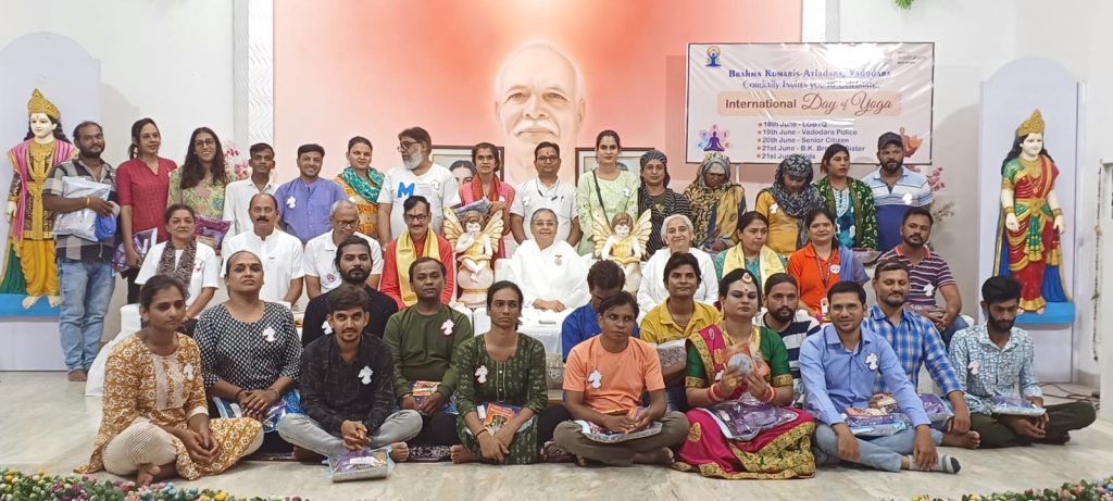 विश्व योग दिवस कार्यक्रम श्रृंखला में ट्रांसजेंडर्स के लिए आयोजित हुआ योग कार्यक्रम